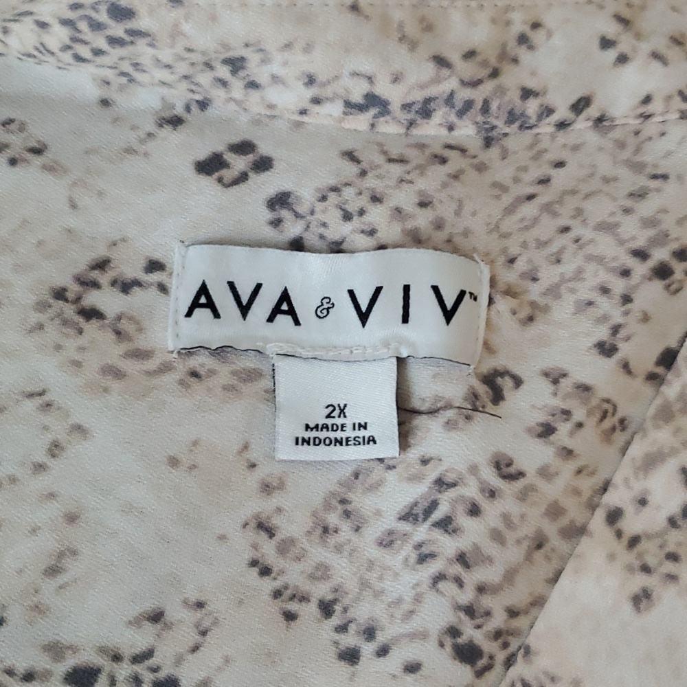 4/$20 Ava & Viv Women Top Beige Snakeskin Print Blouse Balloon Sleeve V Neck 2X - Picture 2 of 8